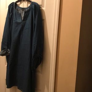 Light denim dress with pockets!